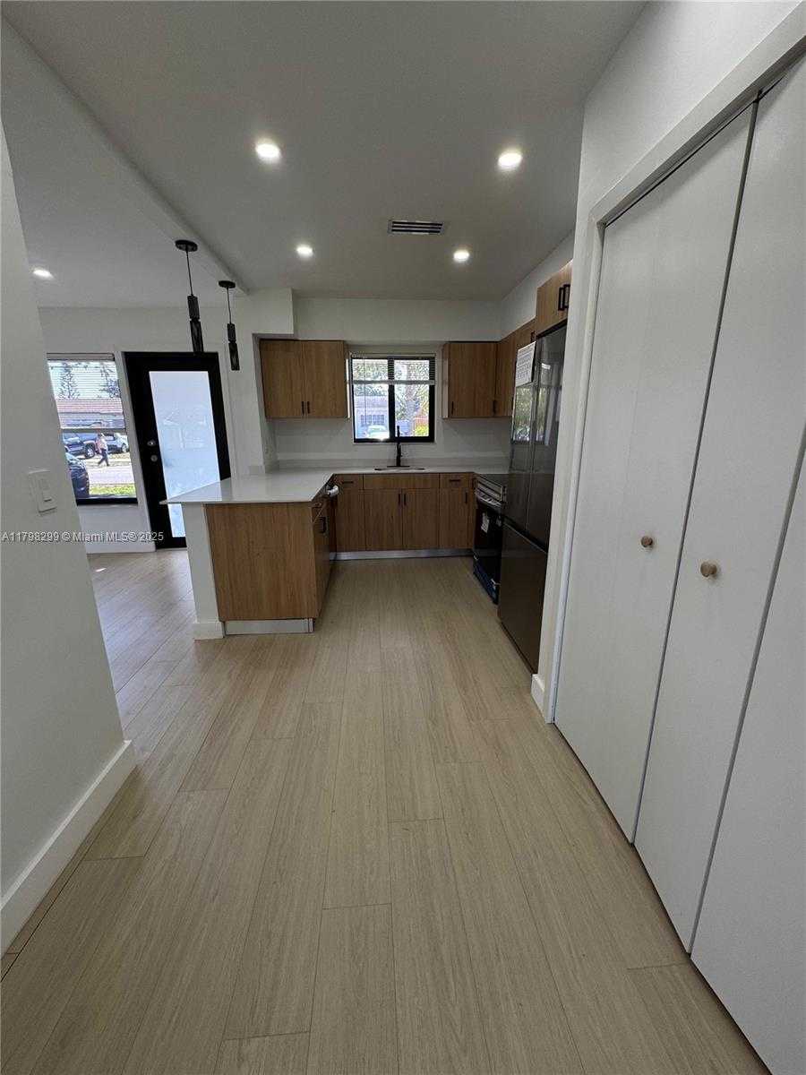 Small Image of 421 SOUTH WEST 11TH AVE, Hallandale Beach Number 3