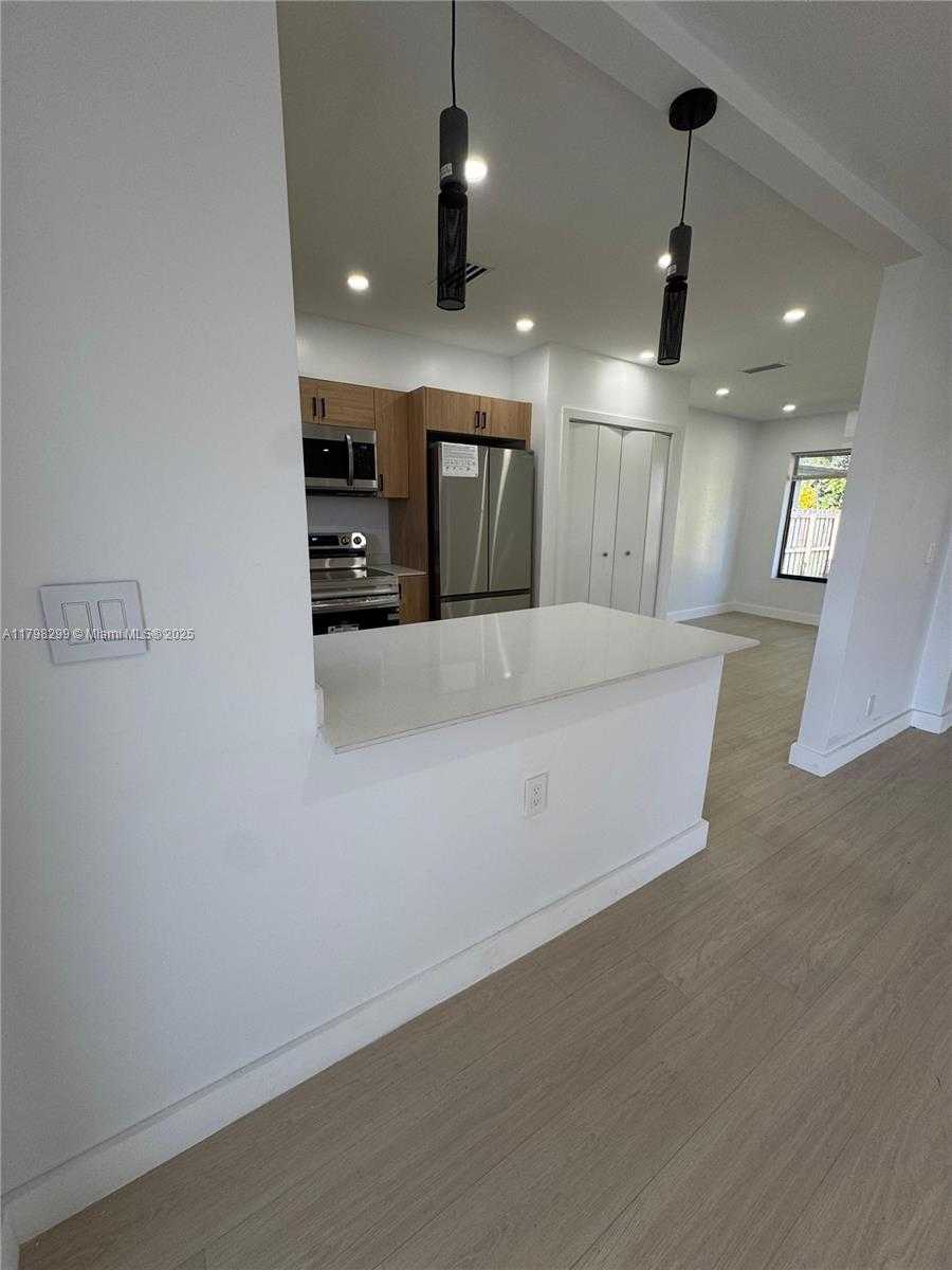 Small Image of 421 SOUTH WEST 11TH AVE, Hallandale Beach Number 4