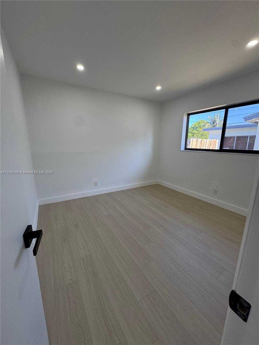 Small Image of 421 SOUTH WEST 11TH AVE, Hallandale Beach Number 7