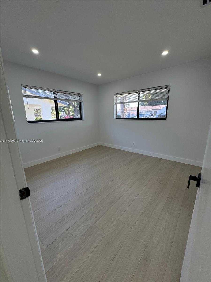 Small Image of 421 SOUTH WEST 11TH AVE, Hallandale Beach Number 9