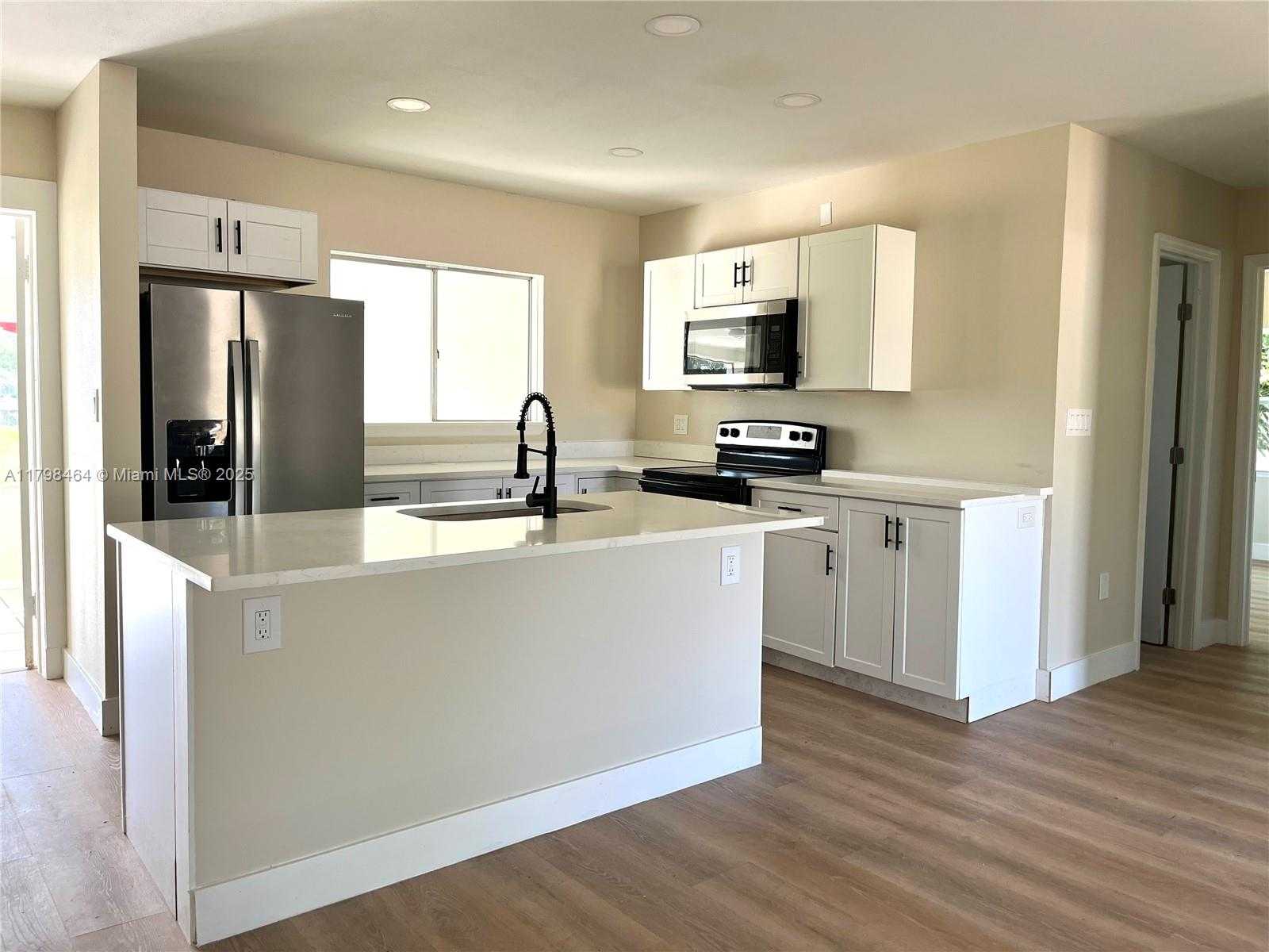 Small Image of 1300 WAITE DR, Fort Myers Number 2