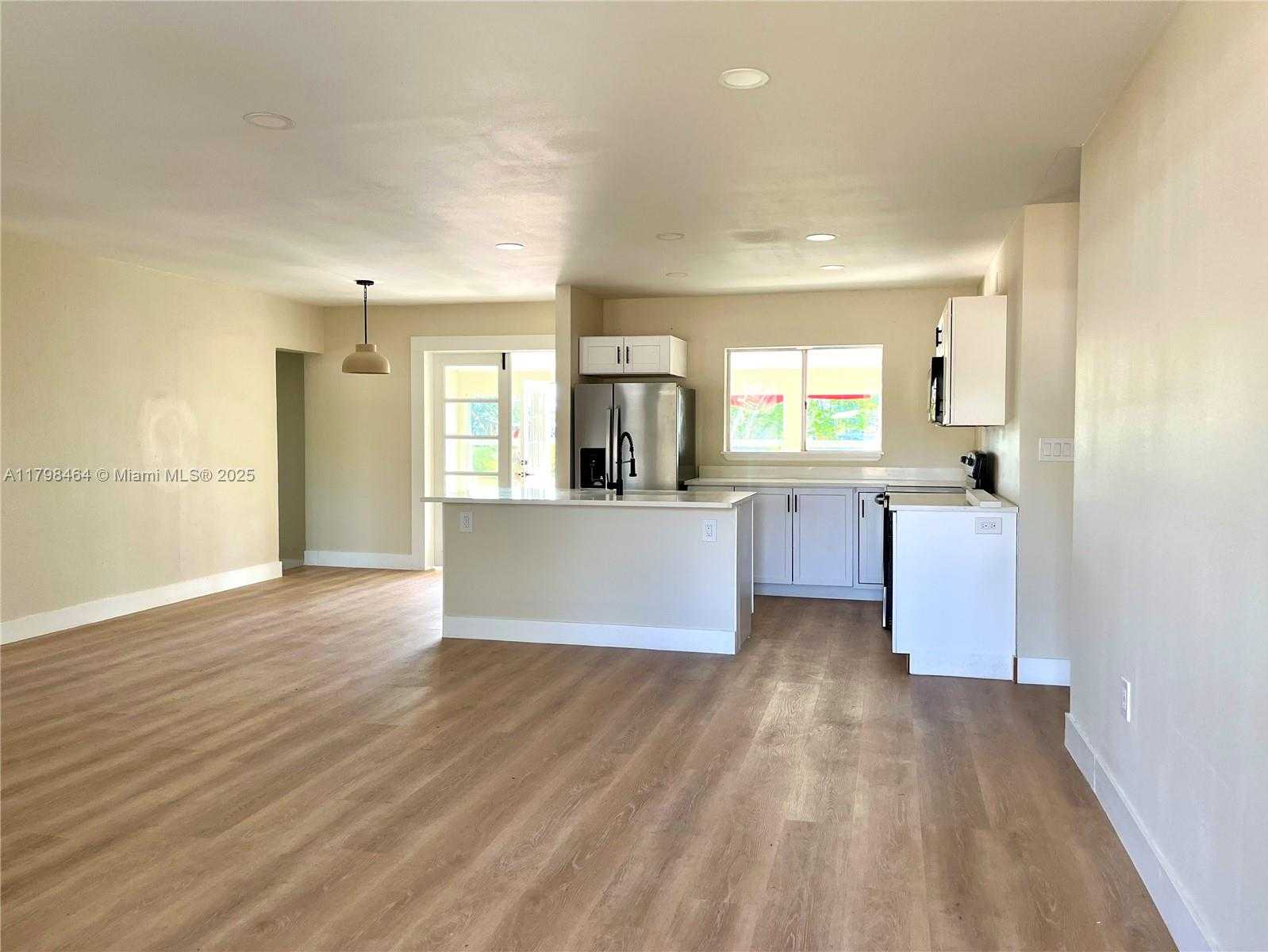 Small Image of 1300 WAITE DR, Fort Myers Number 3