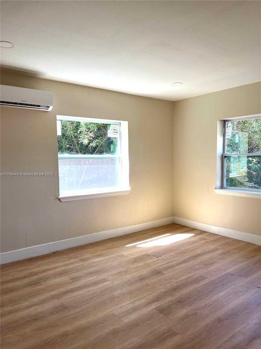 Small Image of 1300 WAITE DR, Fort Myers Number 6