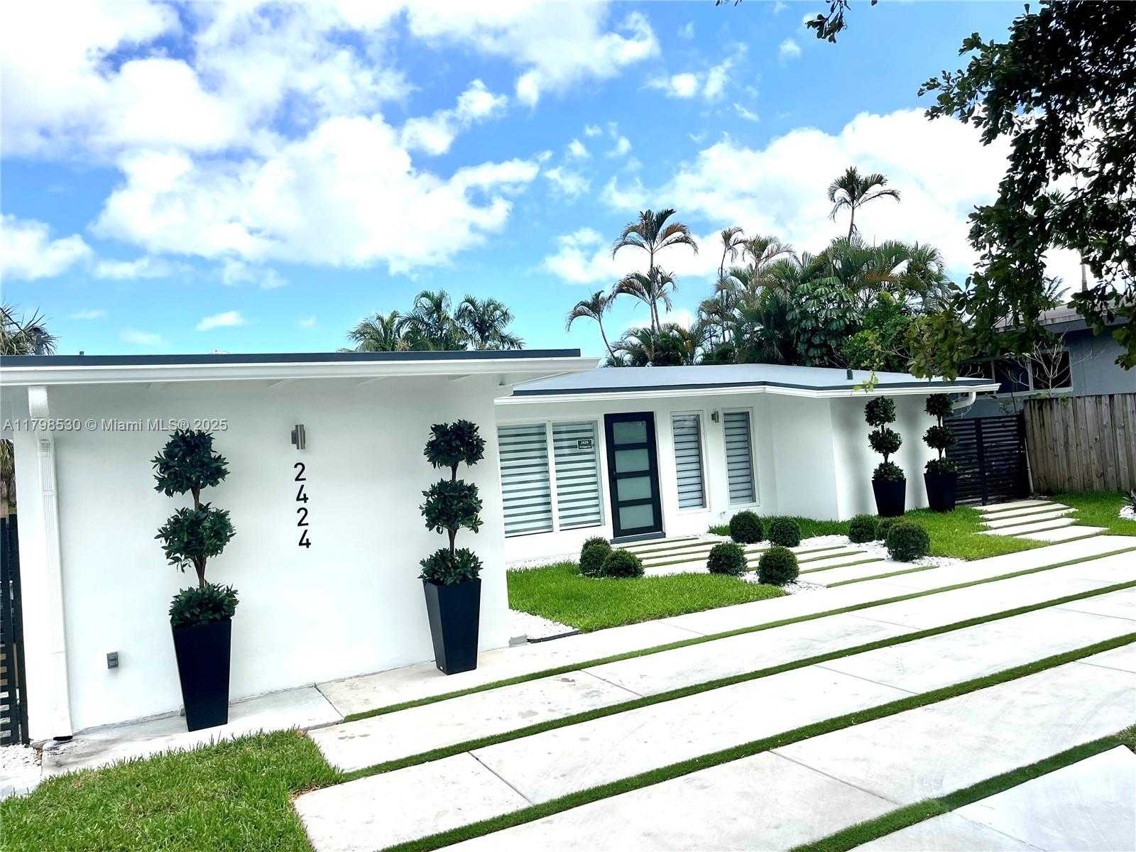 Small Image of 2424 TORTUGAS LN, Fort Lauderdale Number 3