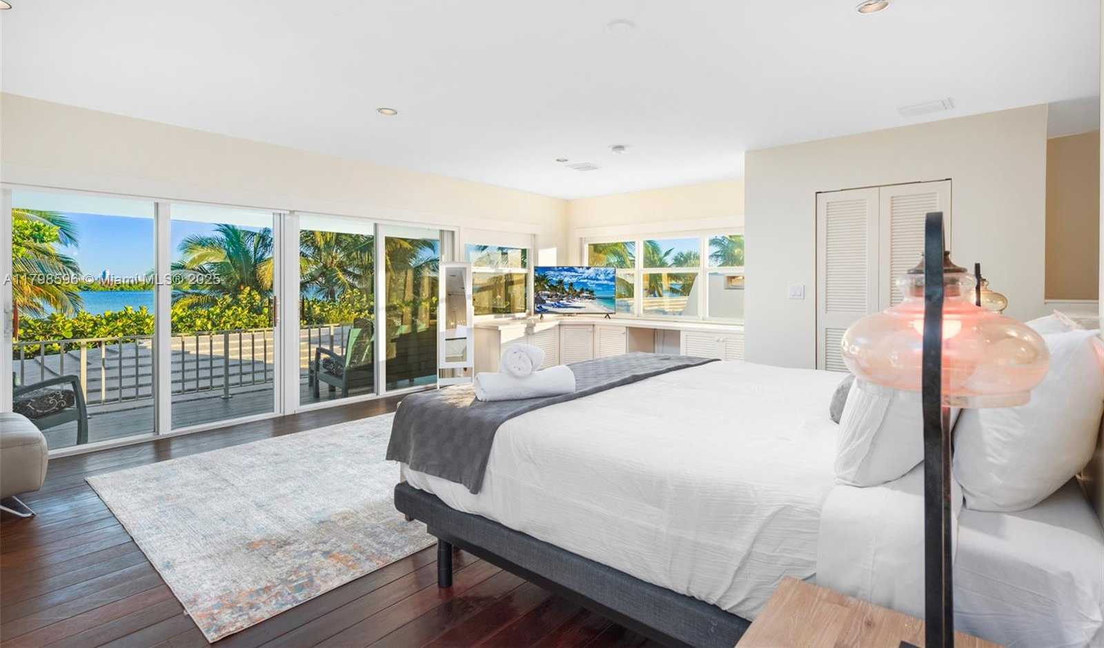 Small Image of 7305 BELLE MEADE ISLAND DR, Miami Number 10