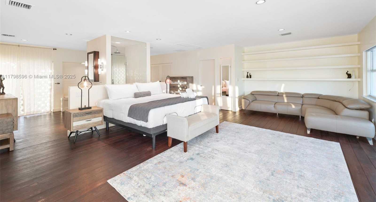 Small Image of 7305 BELLE MEADE ISLAND DR, Miami Number 12