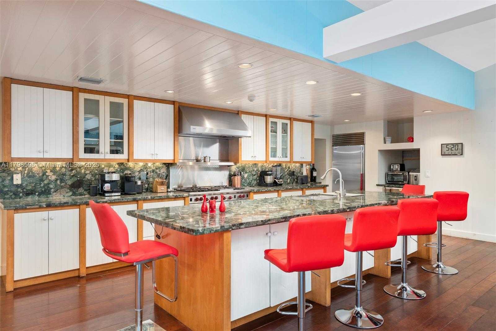 Small Image of 7305 BELLE MEADE ISLAND DR, Miami Number 19