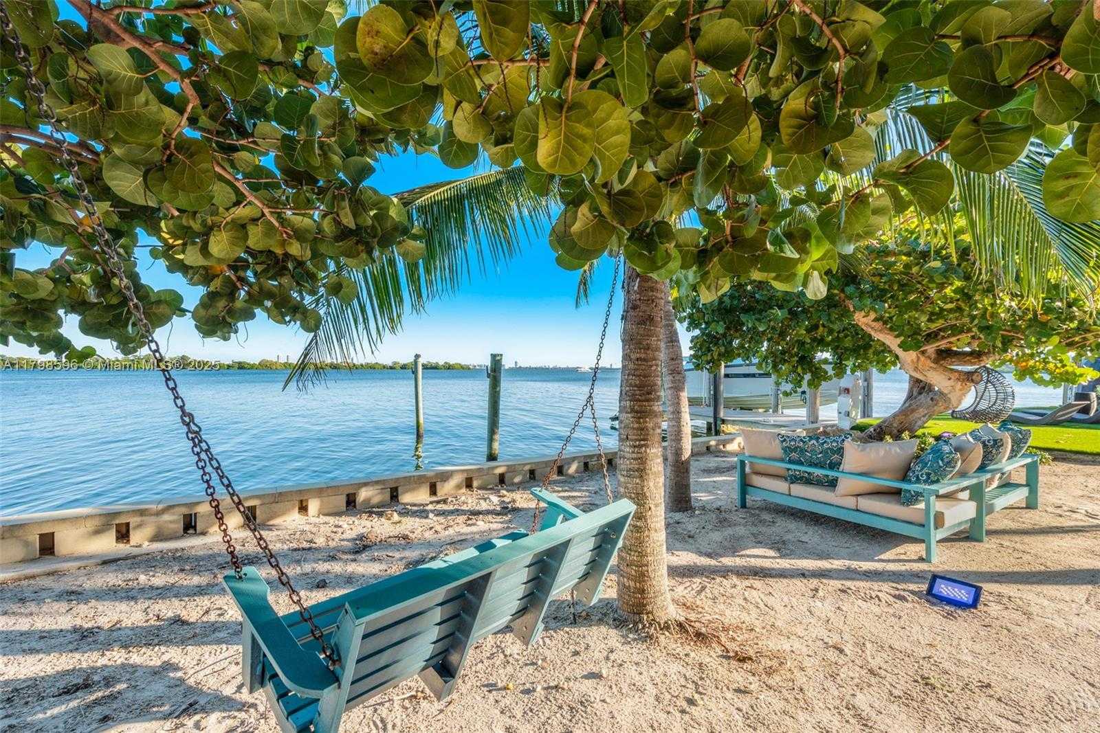 Small Image of 7305 BELLE MEADE ISLAND DR, Miami Number 2