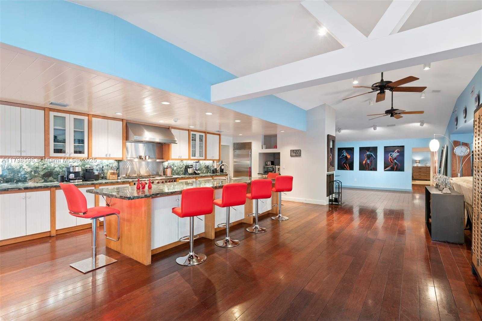 Small Image of 7305 BELLE MEADE ISLAND DR, Miami Number 20