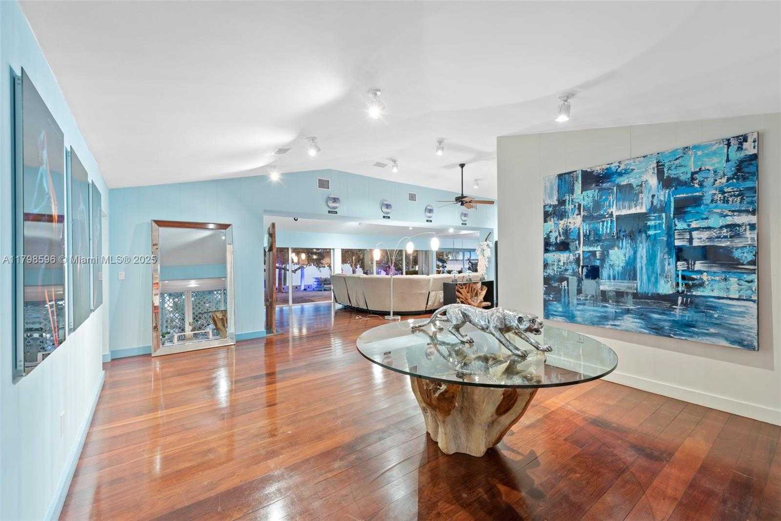 Small Image of 7305 BELLE MEADE ISLAND DR, Miami Number 24