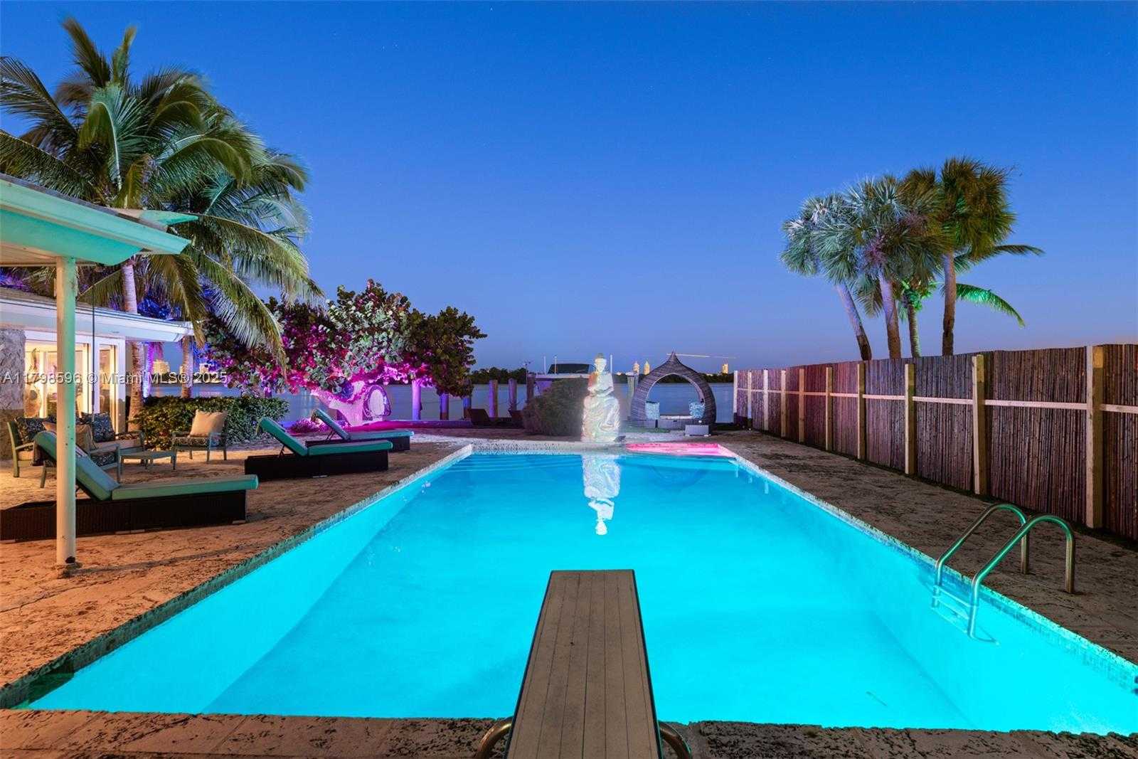 Small Image of 7305 BELLE MEADE ISLAND DR, Miami Number 26