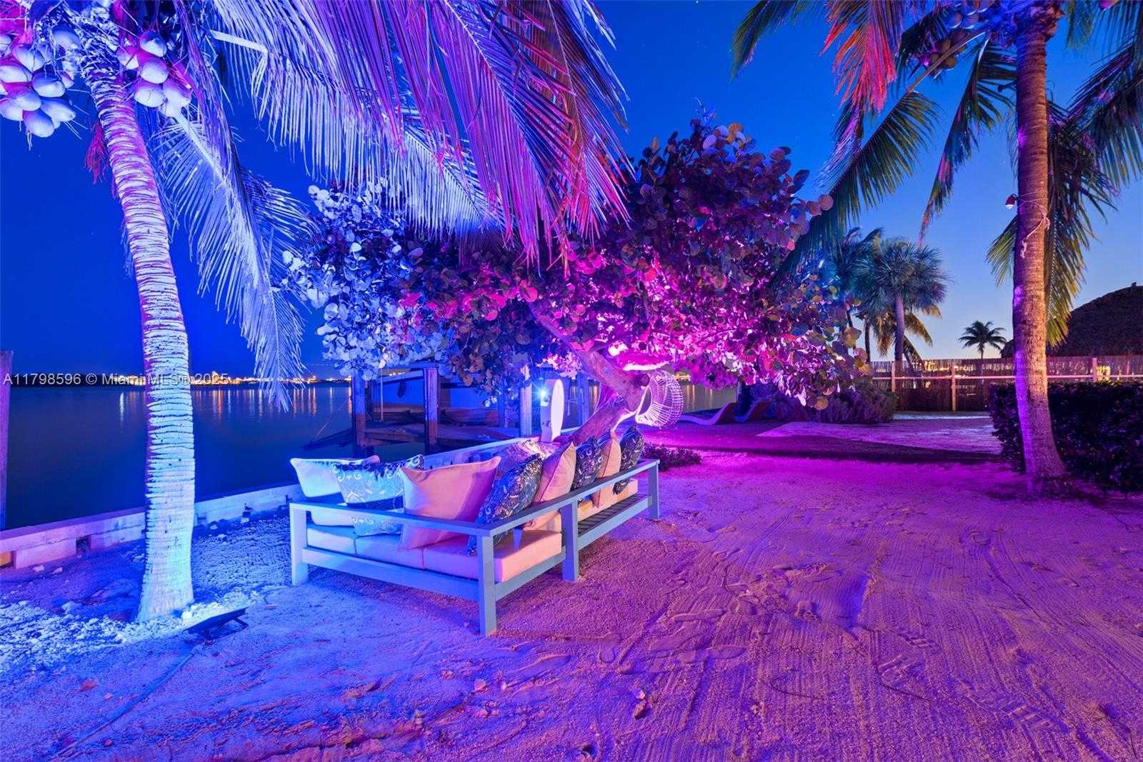 Small Image of 7305 BELLE MEADE ISLAND DR, Miami Number 28