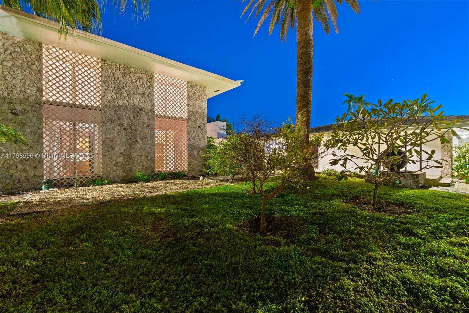 Small Image of 7305 BELLE MEADE ISLAND DR, Miami Number 29