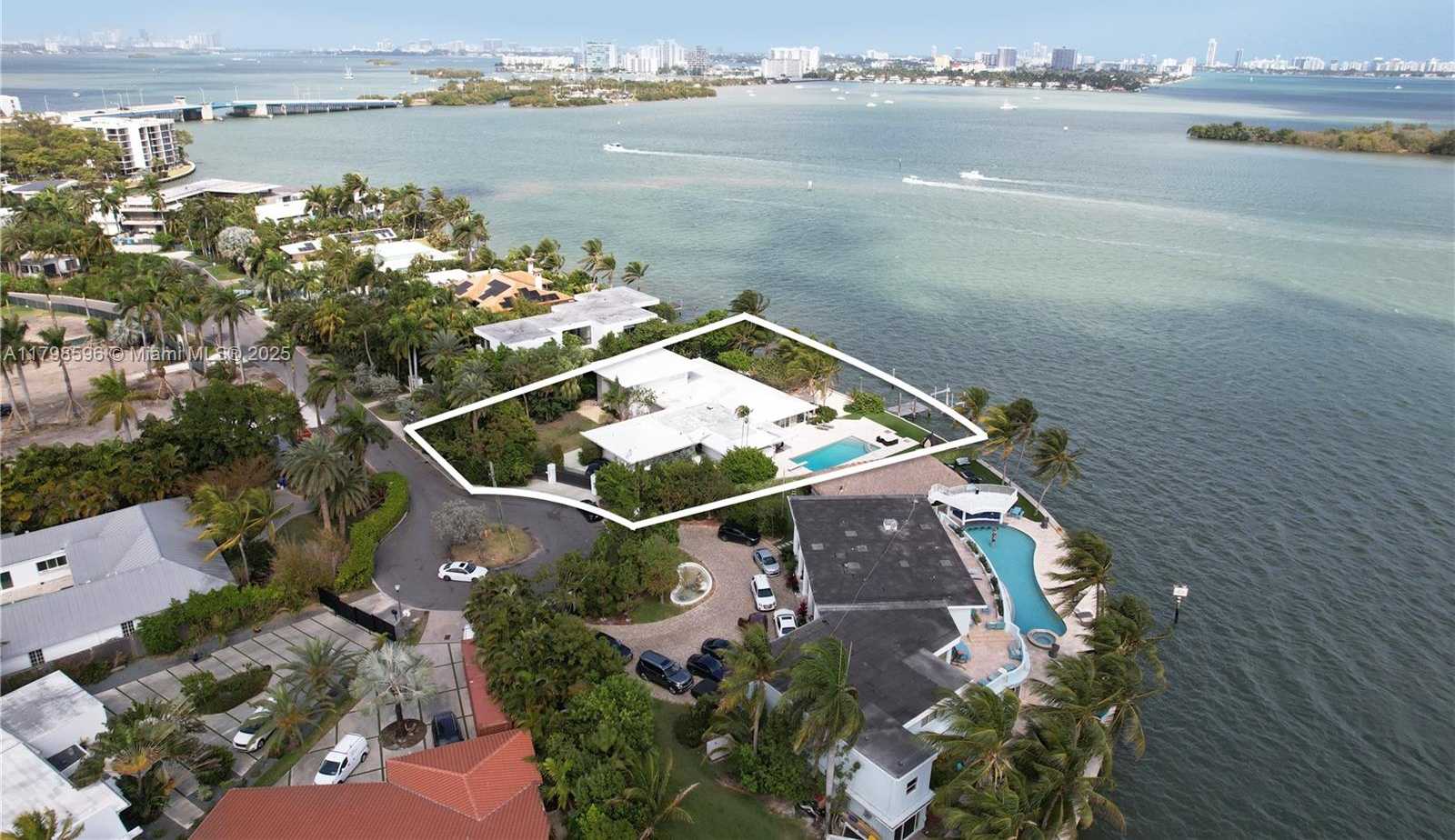 Small Image of 7305 BELLE MEADE ISLAND DR, Miami Number 30