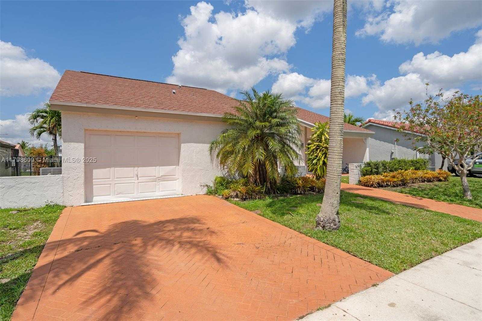 Small Image of 16791 ROYAL POINCIANA DR, Weston Number 2