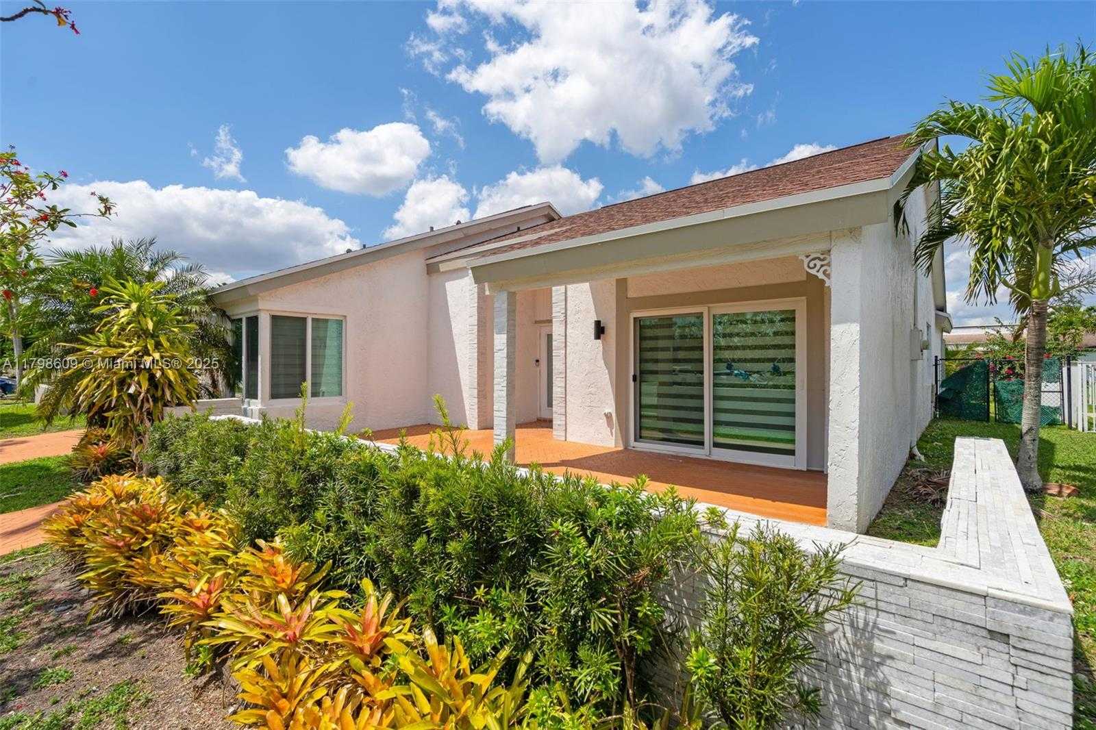 Small Image of 16791 ROYAL POINCIANA DR, Weston Number 3