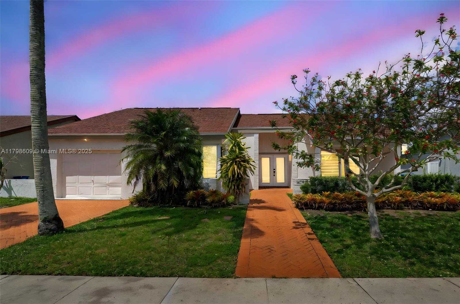Small Image of 16791 ROYAL POINCIANA DR, Weston Number 4