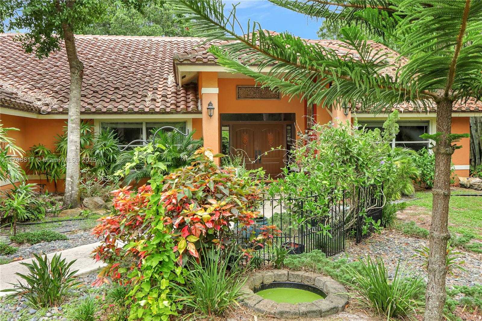Small Image of 95 EAST WESTWOOD CIR E, West Palm Beach Number 2
