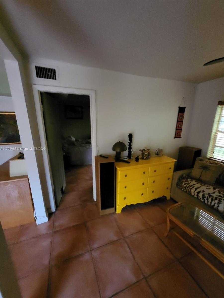Small Image of 2415 GARFIELD ST, Hollywood Number 10