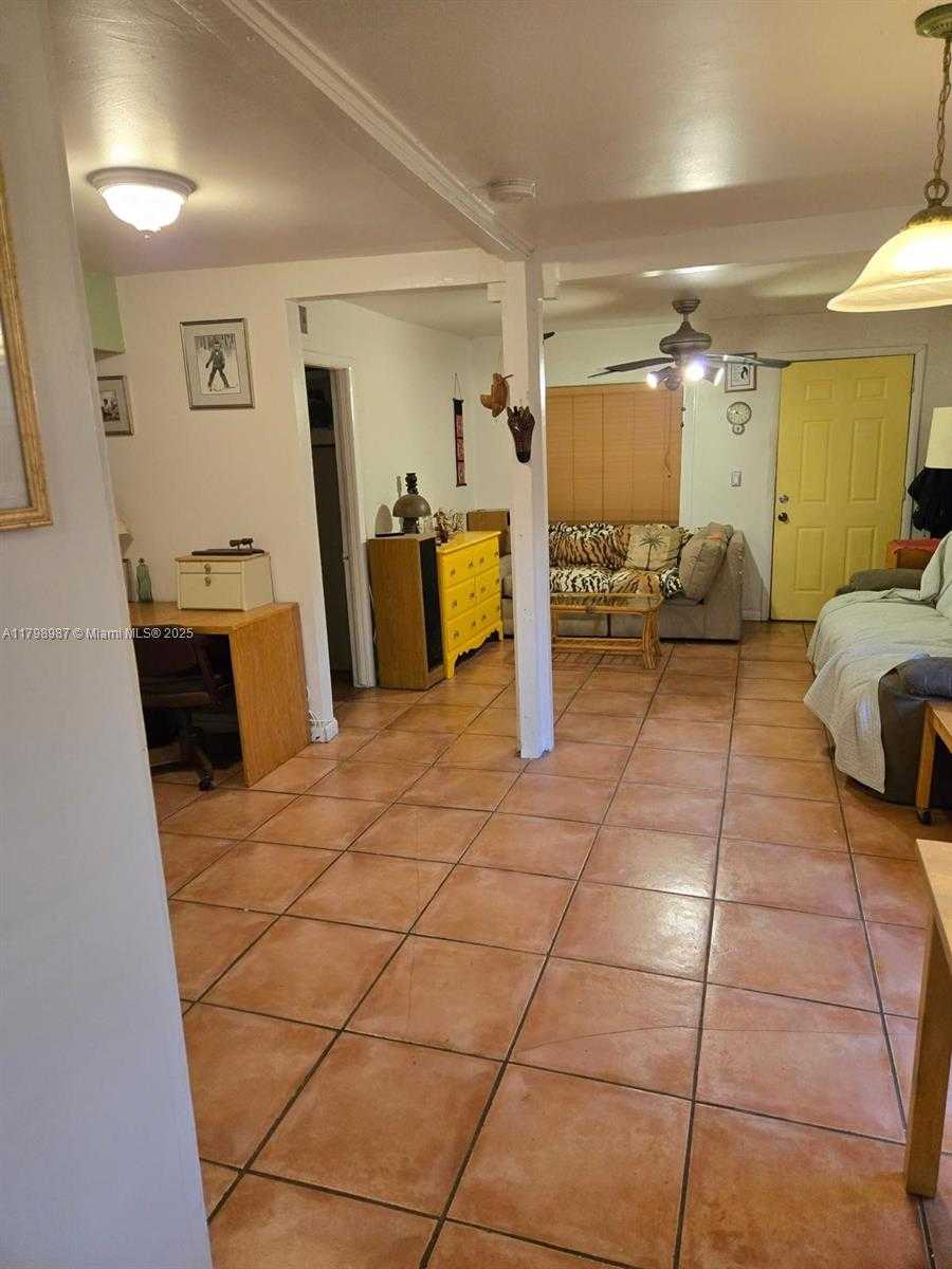 Small Image of 2415 GARFIELD ST, Hollywood Number 3