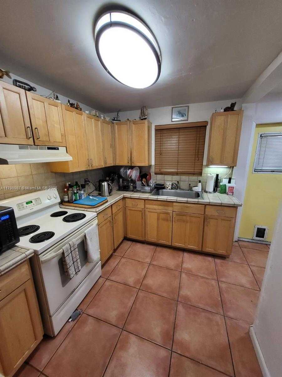 Small Image of 2415 GARFIELD ST, Hollywood Number 4