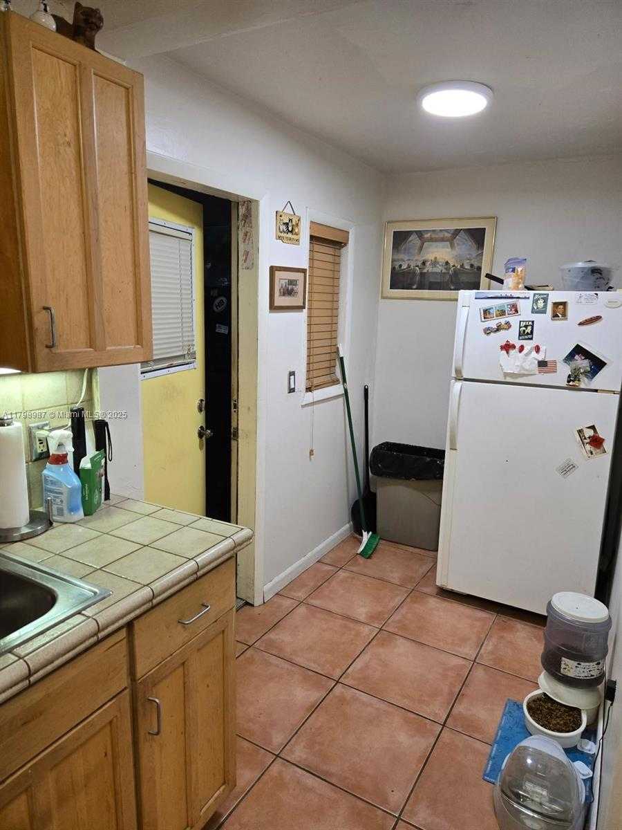 Small Image of 2415 GARFIELD ST, Hollywood Number 5