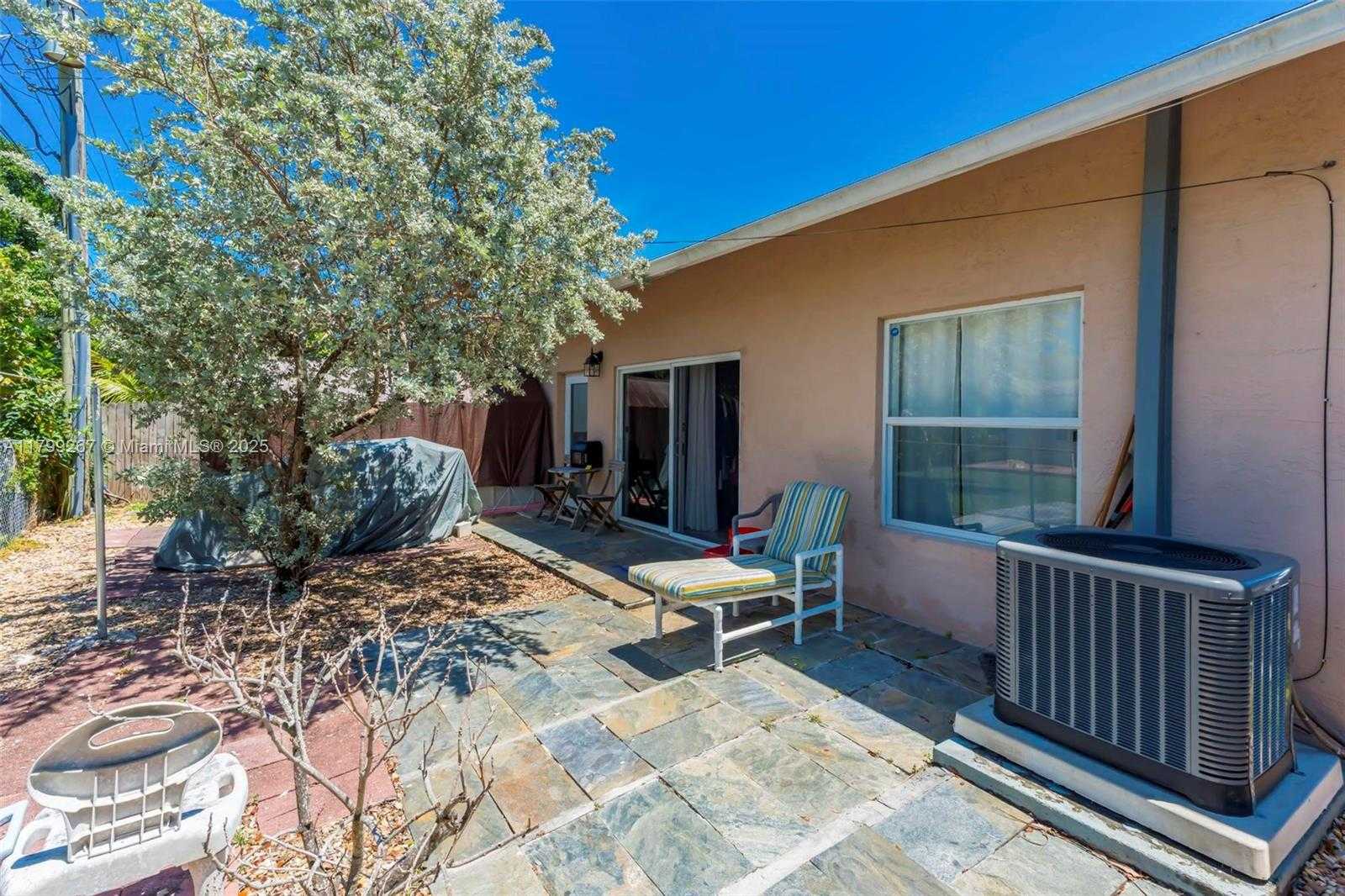 Small Image of 261 NORTH EAST 41ST ST, Oakland Park Number 4