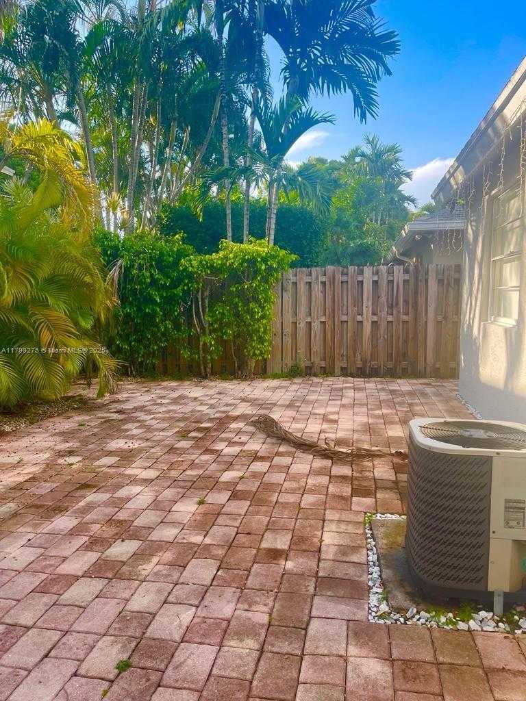 Small Image of 10121 NORTH WEST 51ST LN, Doral Number 14
