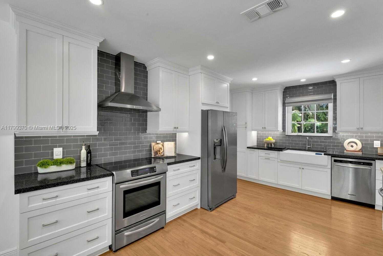 Small Image of 743 SANTANDER AVE, Coral Gables Number 3