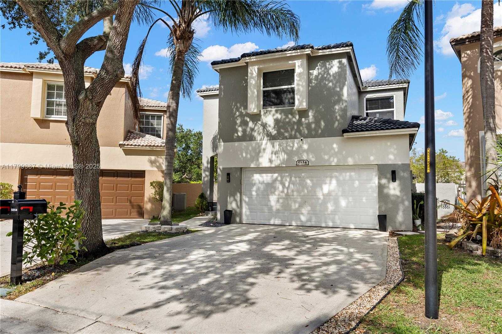 Small Image of 5854 EAGLE CAY CIR, Coconut Creek Number 2