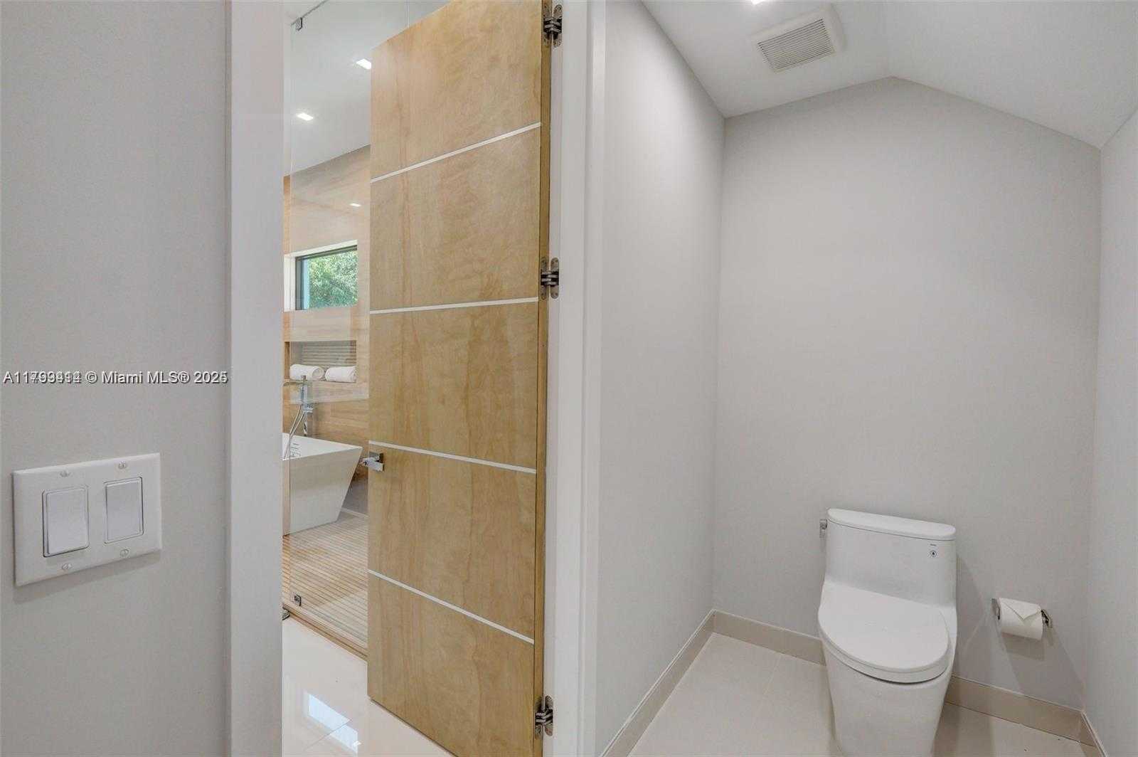 Small Image of 1780 CHUCUNANTAH RD, Miami Number 31