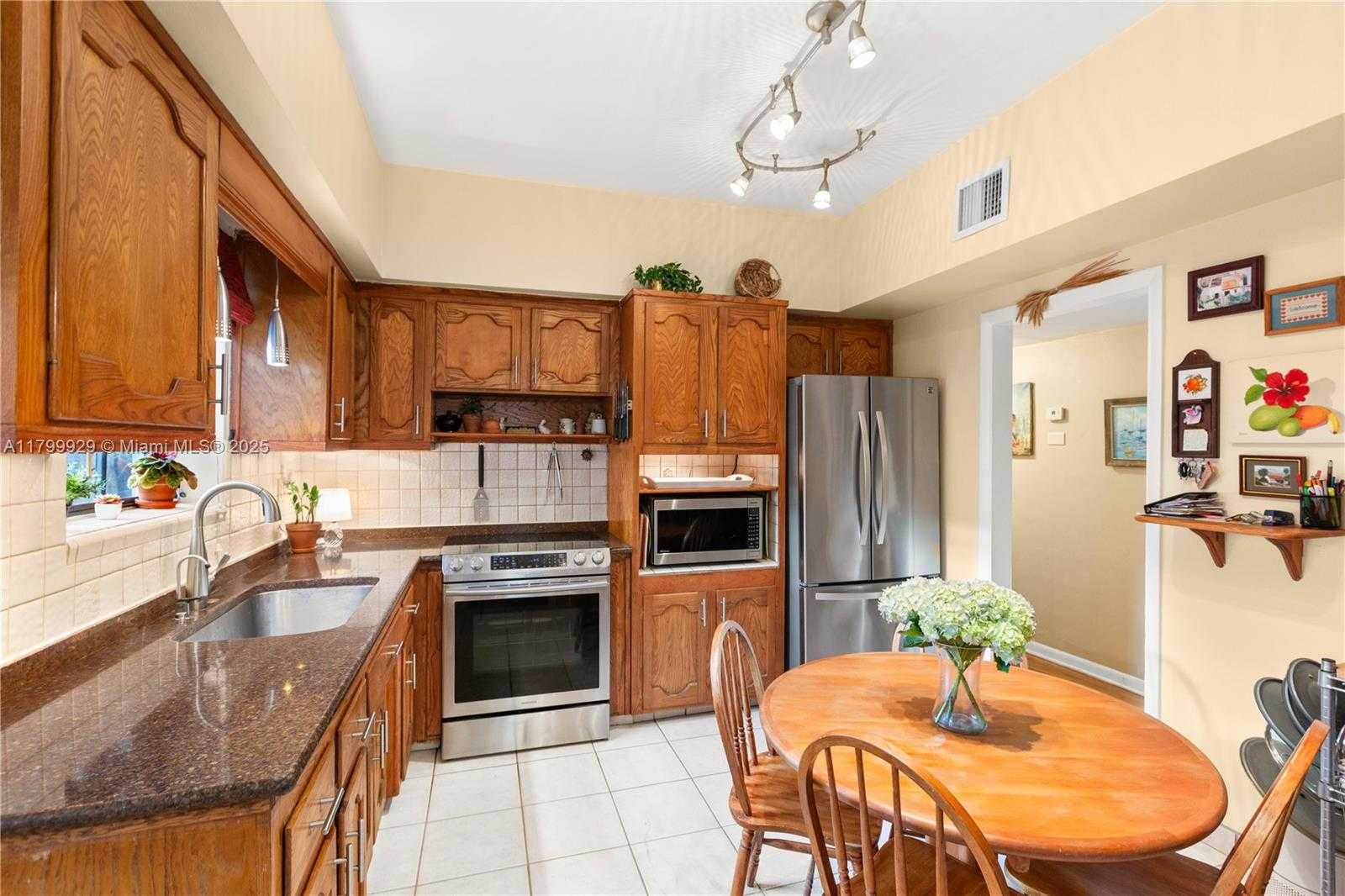 Small Image of 425 CADAGUA AVE, Coral Gables Number 13