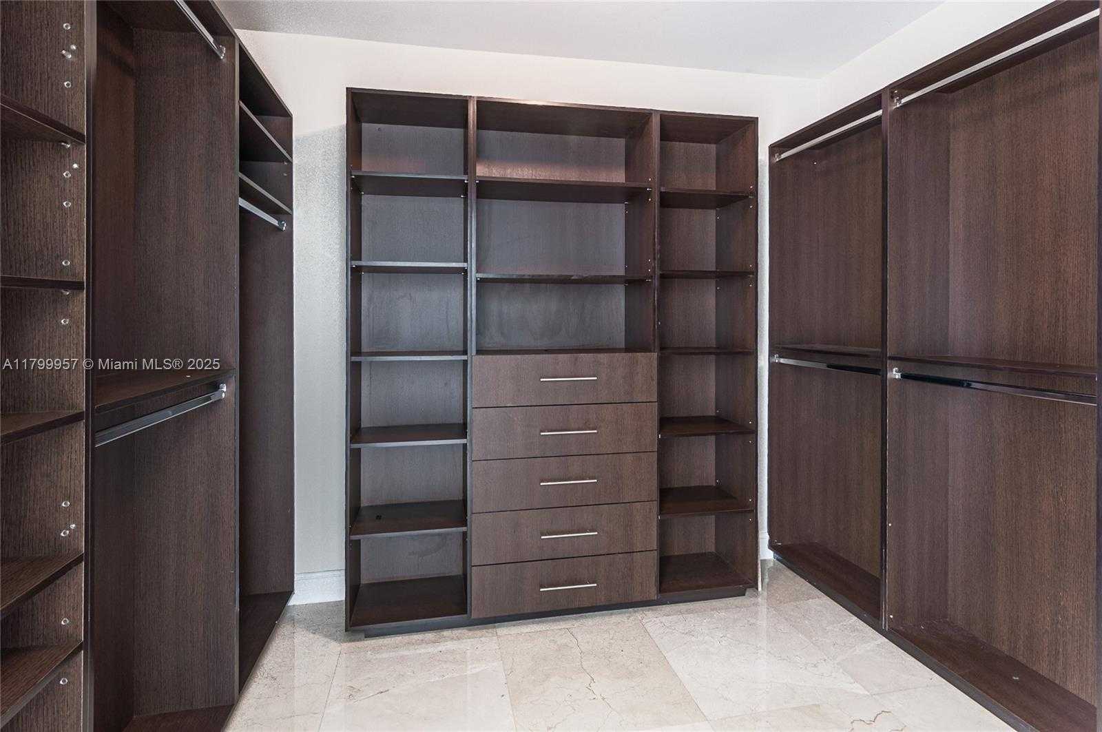 Small Image of Aventura Number 10