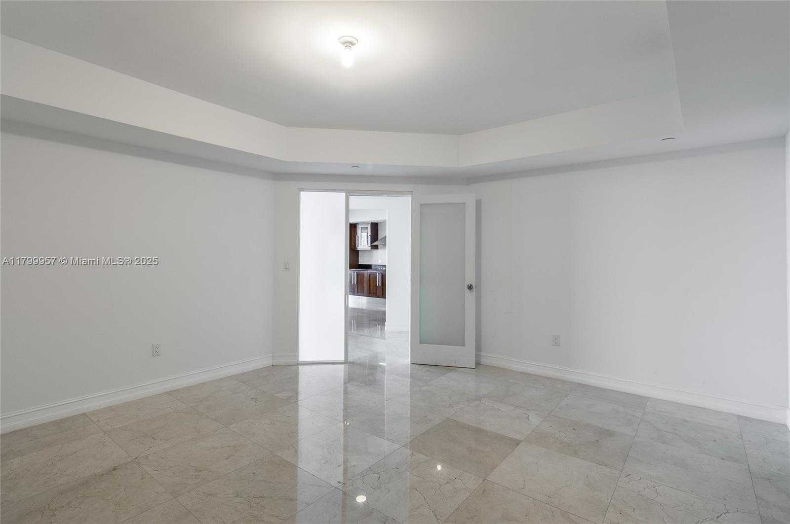 Small Image of Aventura Number 12