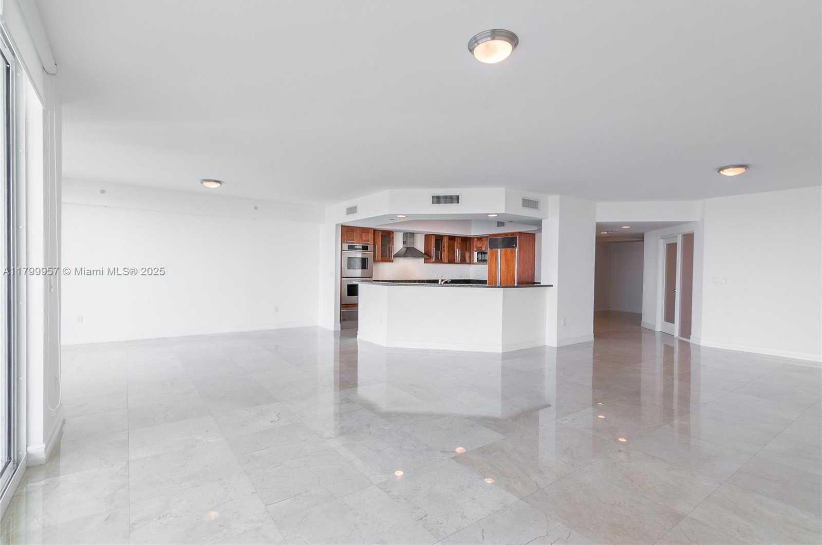 Small Image of Aventura Number 4
