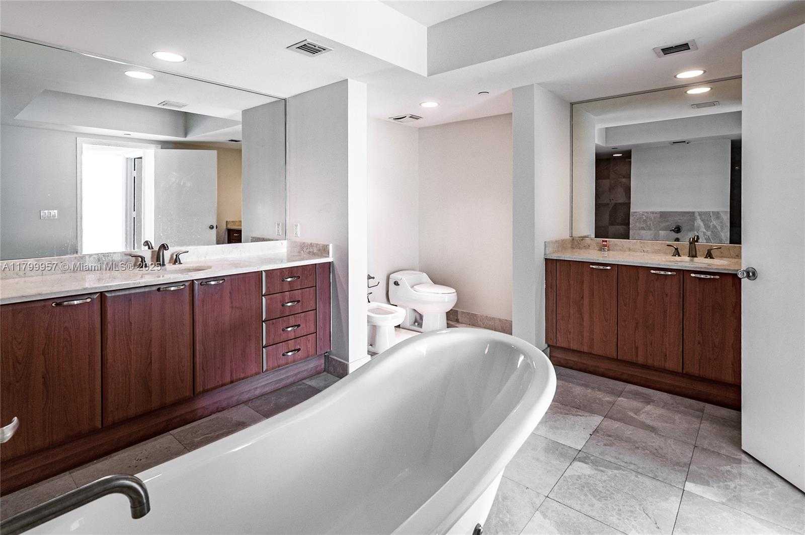 Small Image of Aventura Number 8