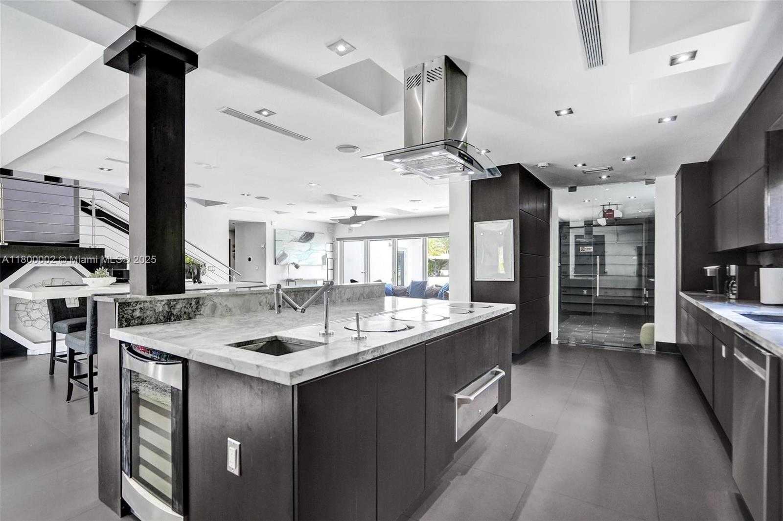 Small Image of 2612 KEY LARGO LN, Fort Lauderdale Number 2