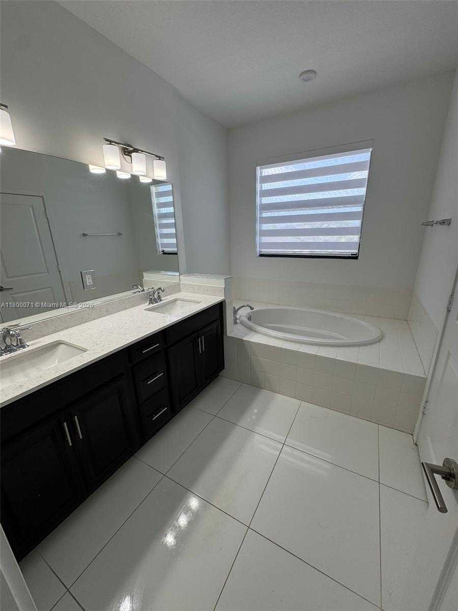 Small Image of 23595 SOUTH WEST 108TH CT, Homestead Number 32