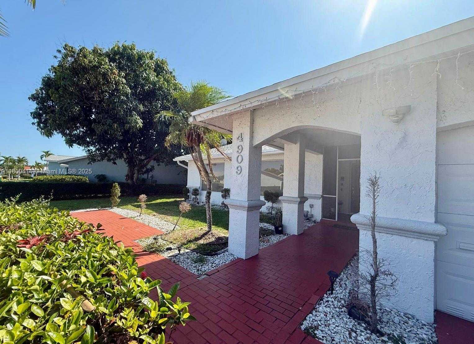 Small Image of 4909 BAYBERRY LN, Tamarac Number 4