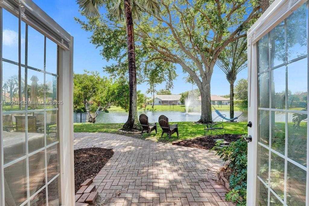 Small Image of 9471 OAK GROVE CIR, Davie Number 10