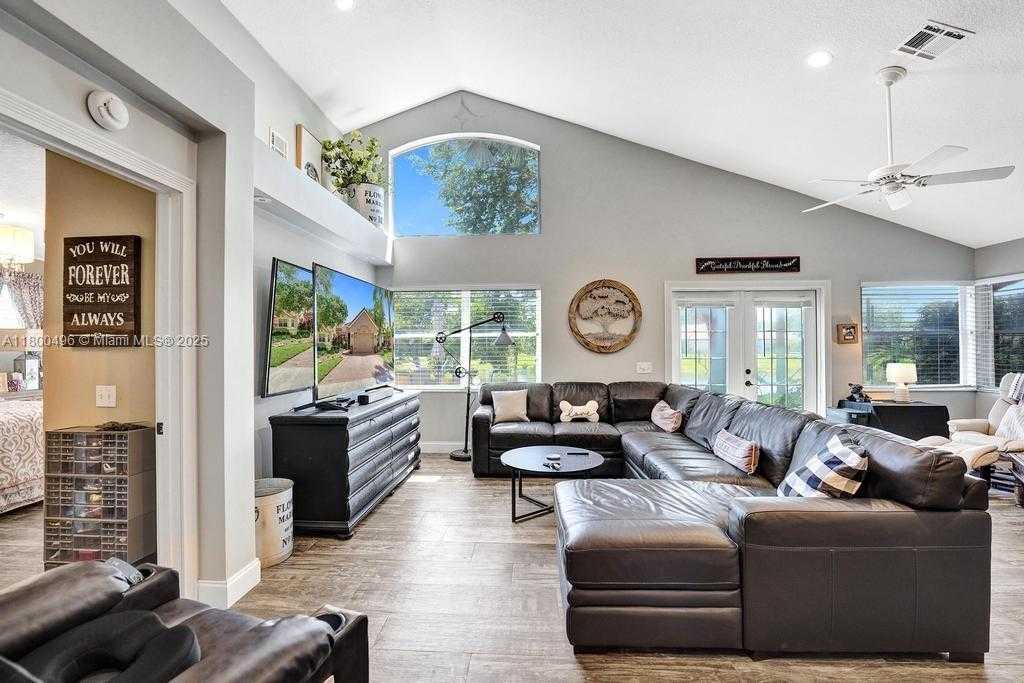 Small Image of 9471 OAK GROVE CIR, Davie Number 11