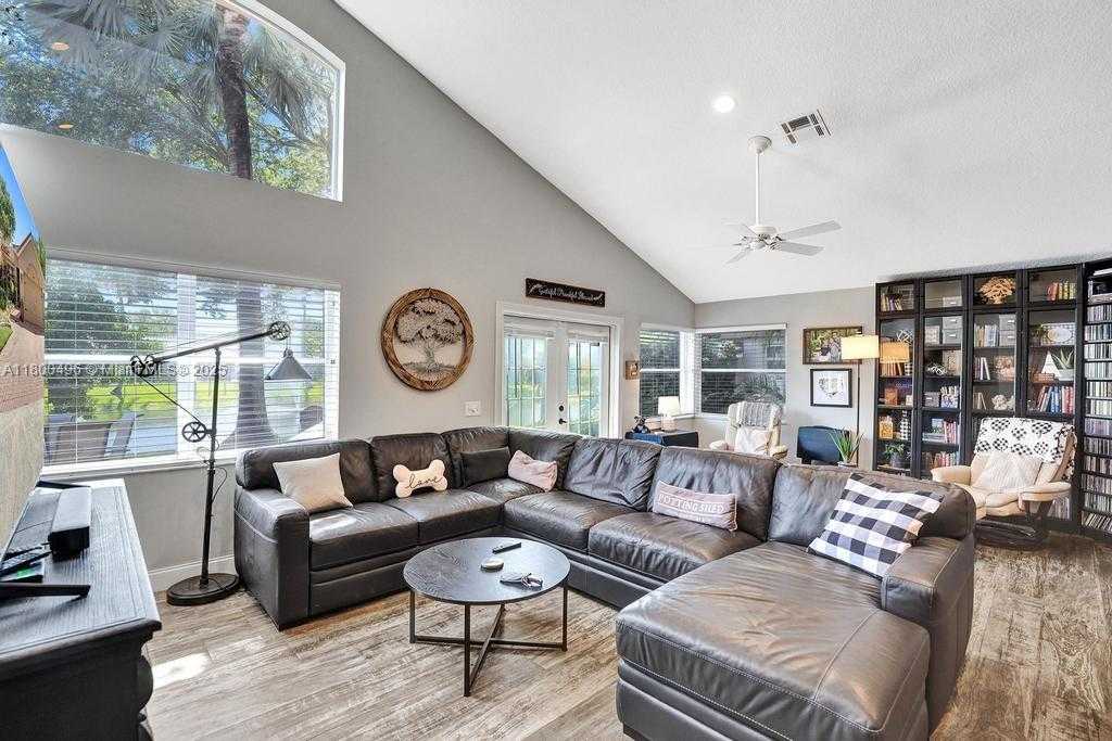 Small Image of 9471 OAK GROVE CIR, Davie Number 12