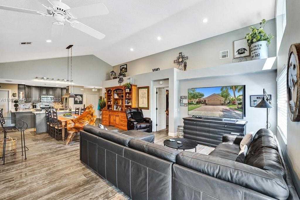 Small Image of 9471 OAK GROVE CIR, Davie Number 13