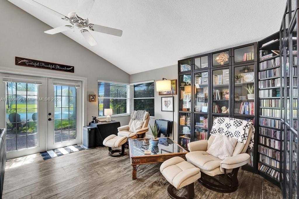 Small Image of 9471 OAK GROVE CIR, Davie Number 14