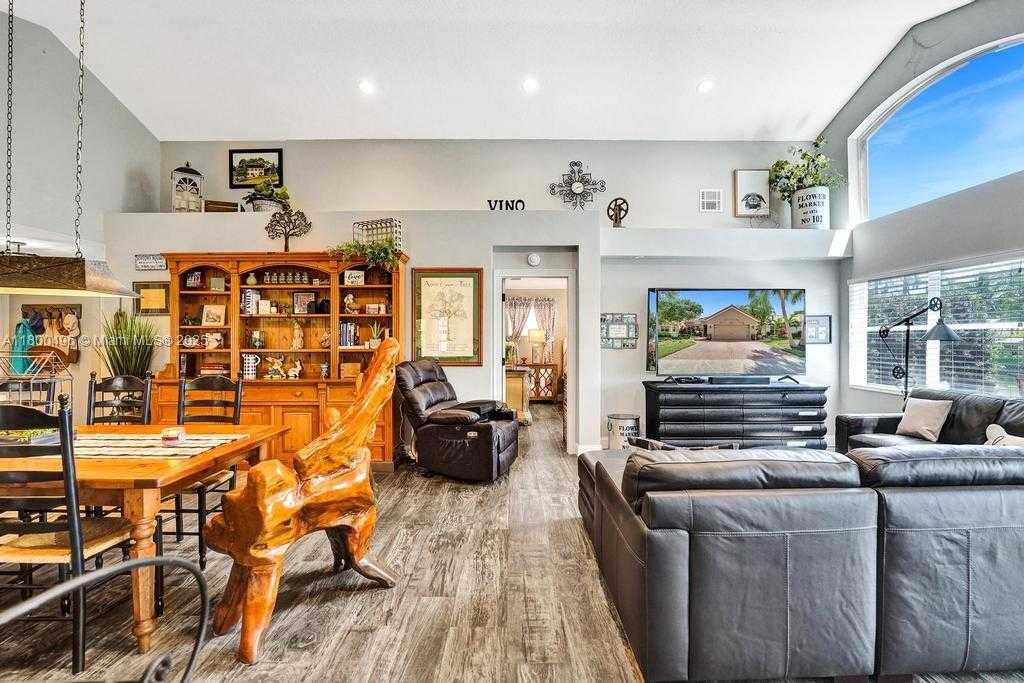 Small Image of 9471 OAK GROVE CIR, Davie Number 16
