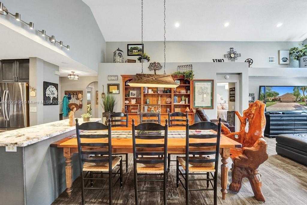 Small Image of 9471 OAK GROVE CIR, Davie Number 18
