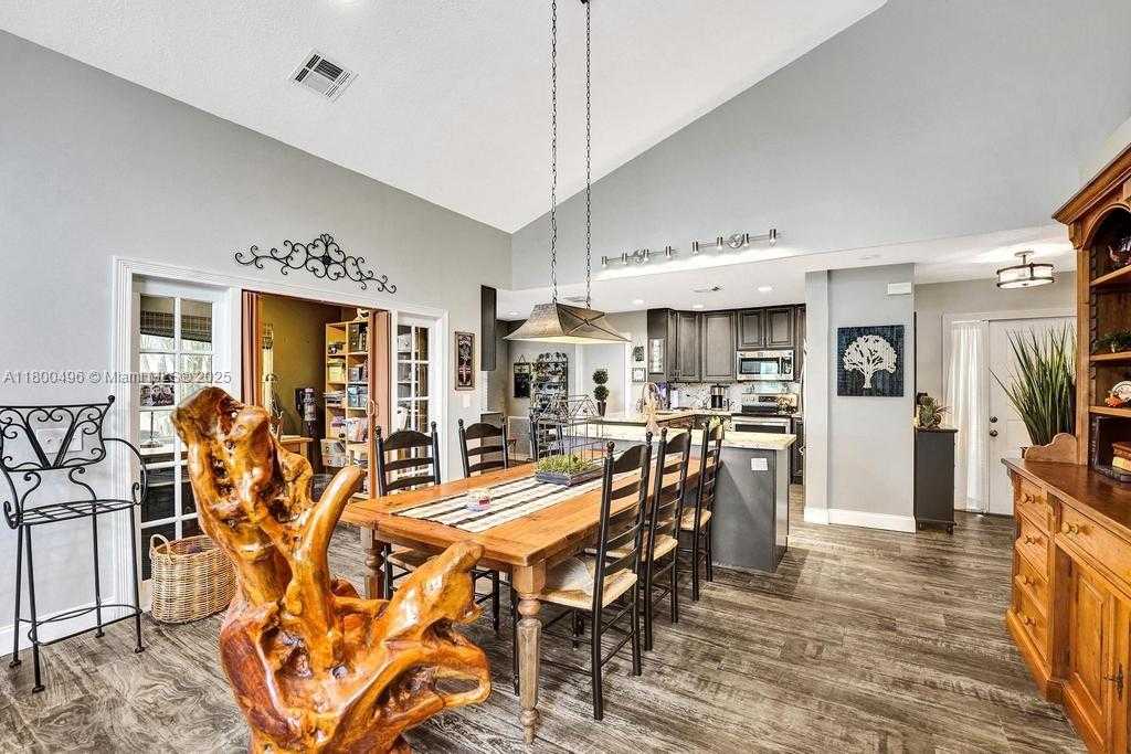 Small Image of 9471 OAK GROVE CIR, Davie Number 19