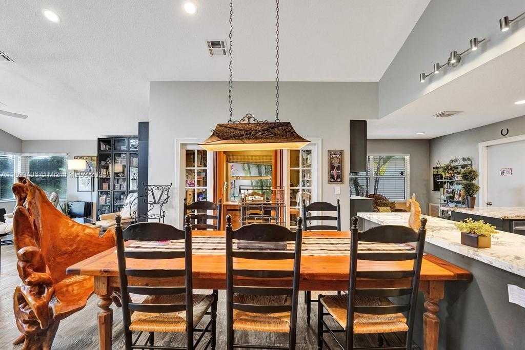 Small Image of 9471 OAK GROVE CIR, Davie Number 20
