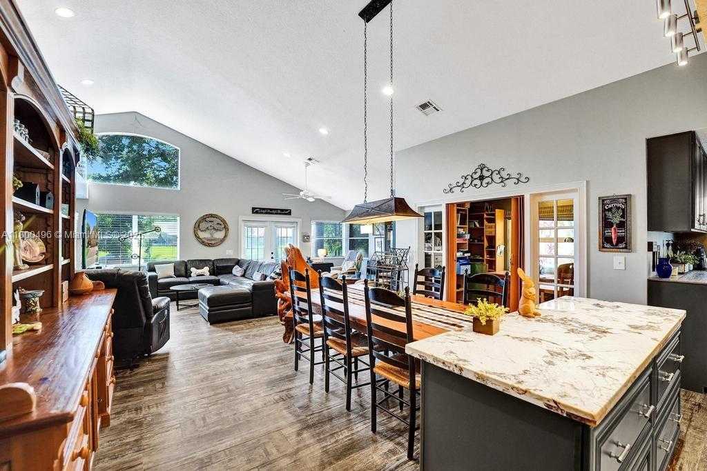 Small Image of 9471 OAK GROVE CIR, Davie Number 21