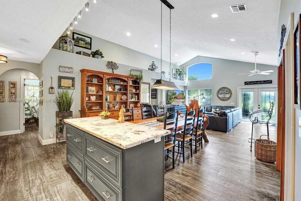 Small Image of 9471 OAK GROVE CIR, Davie Number 22